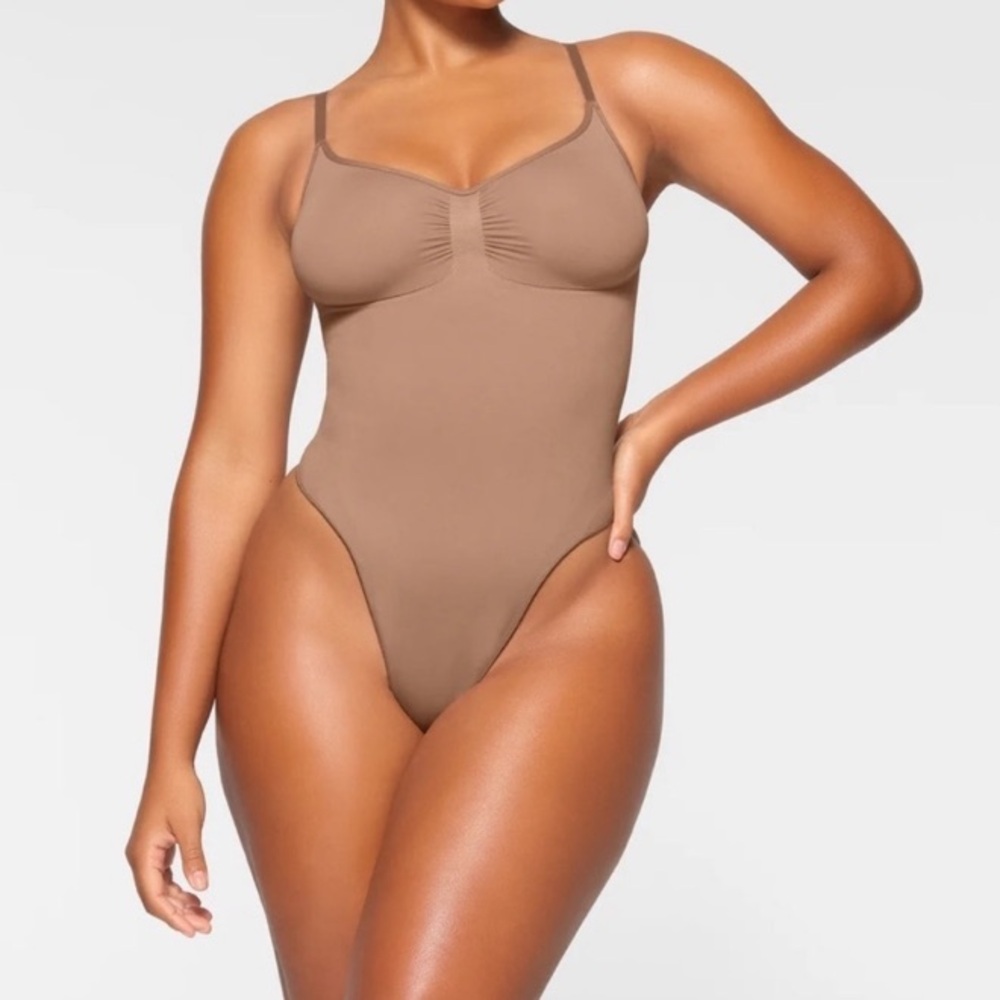 SKIMS BODYSUIT IN THE COLOR ONIX